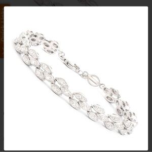 .2 central diamonds rhodium plated over gold